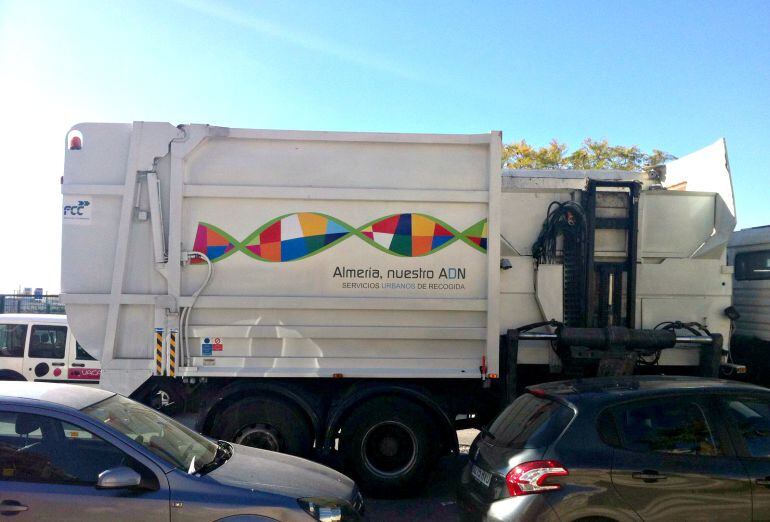 Uno de los camiones de FCC procedente de Almería para reforzar la limpieza en Málaga tras huelga de basura
