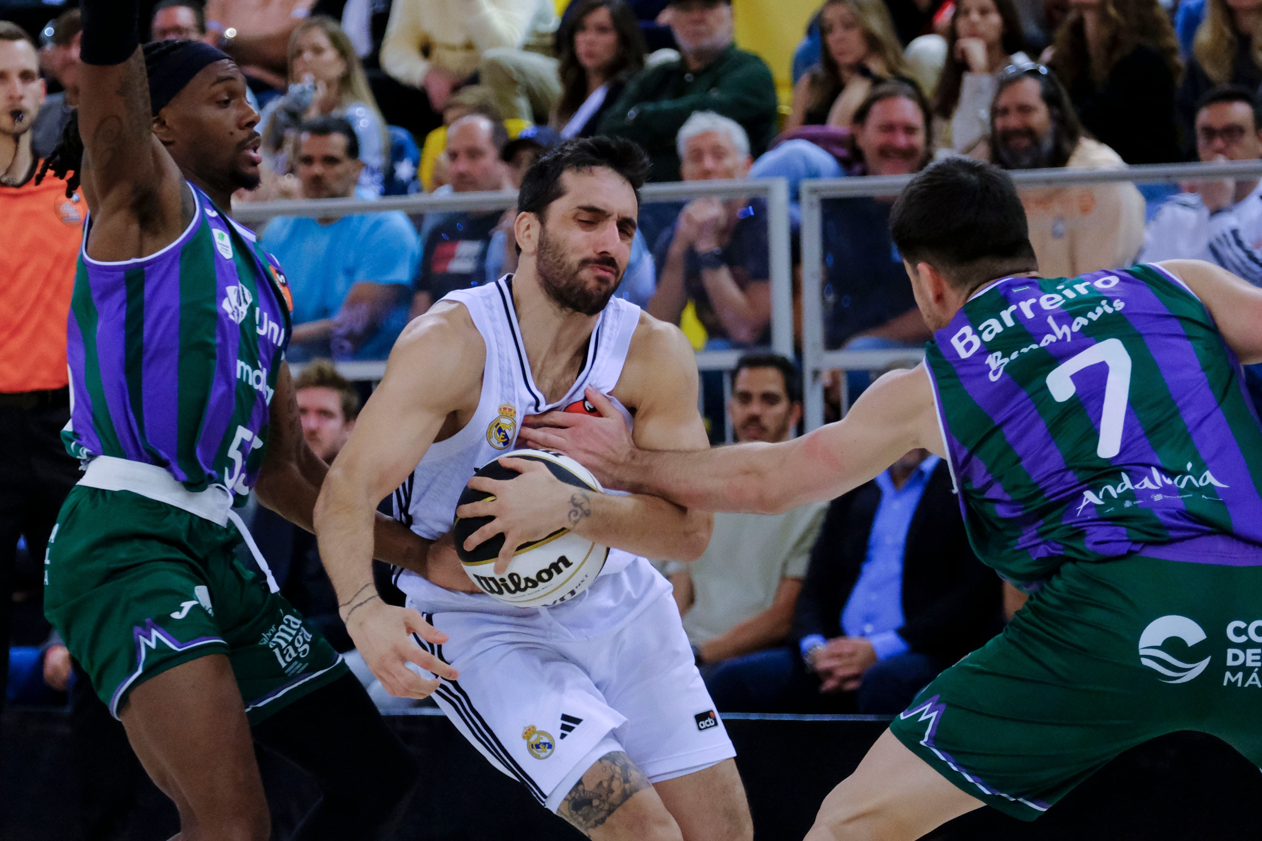 El jugador del Unicaja J. Barreiro y F. Campazzo, del Real Madrid, durante la final de la Copa de Rey de baloncesto