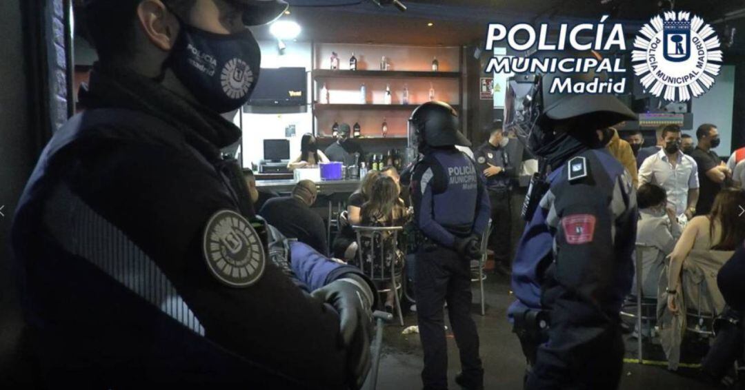 La Policía Municipal interviene en una fiesta ilegal en el interior de un local en Madrid.