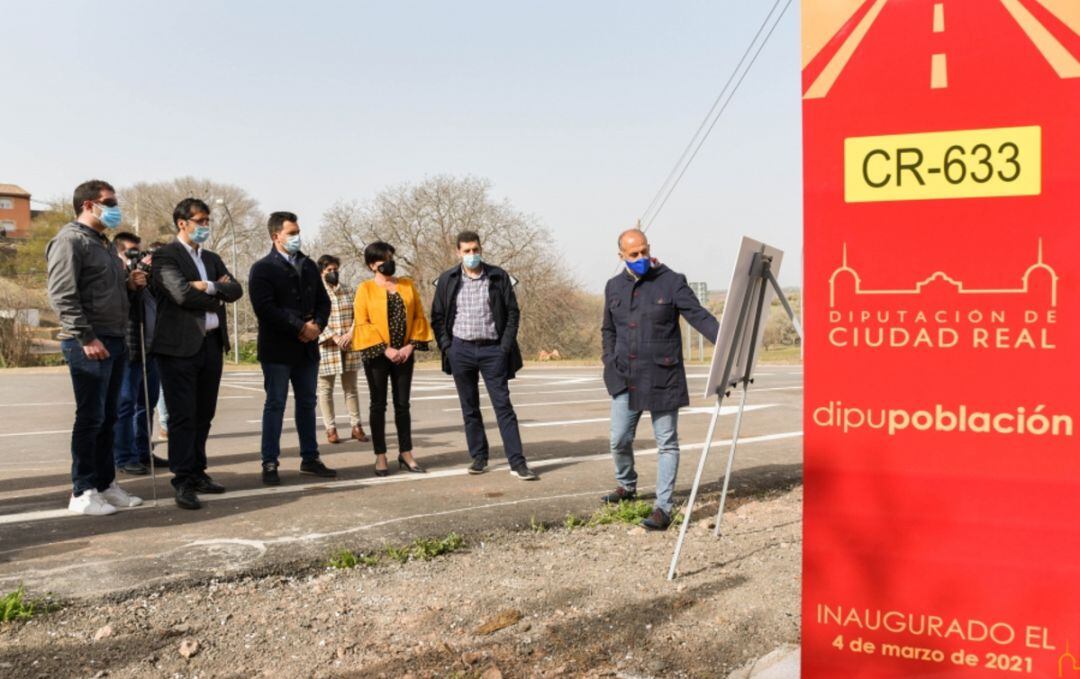 Imagen de la inauguración de la CR-633, tras los trabajos de reforma