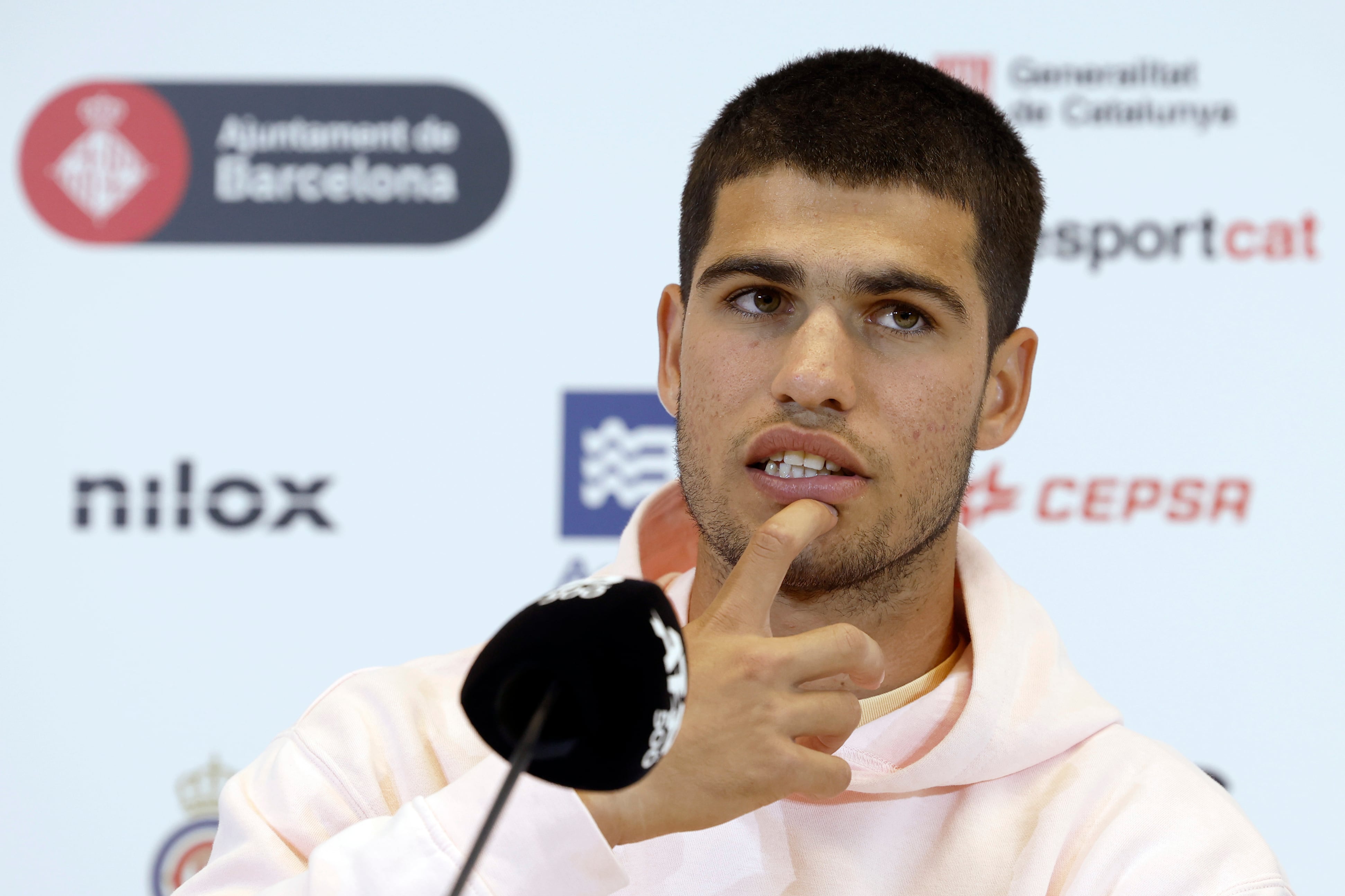 BARCELONA, 15/04/2023.- El tenista español Carlos Alcaraz durante la rueda de prensa ofrecida este sábado con motivo de su participación en el Trofeo Godó que comienza el lunes en Barcelona. EFE/Alberto Estévez
