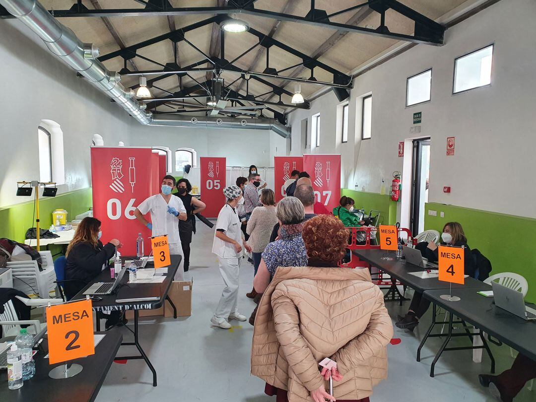 Un instante de la vacunación masiva de los últimos días en el Complejo Eduardo Latorre