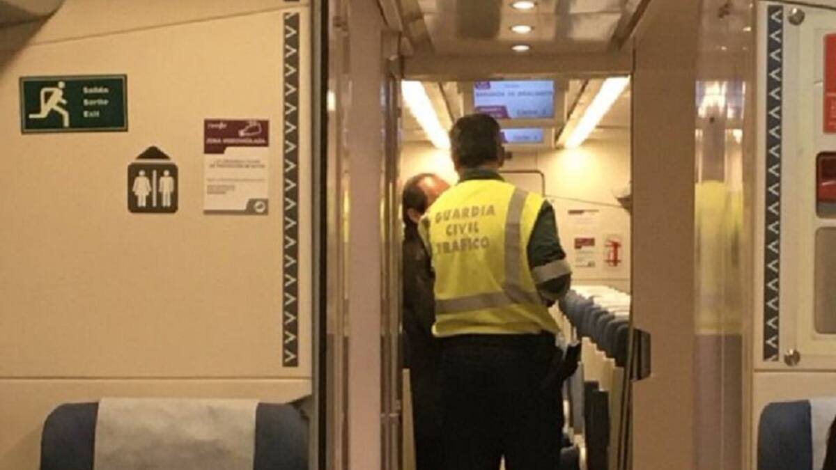 Un coche, arrollado por un tren tras saltarse un paso a nivel