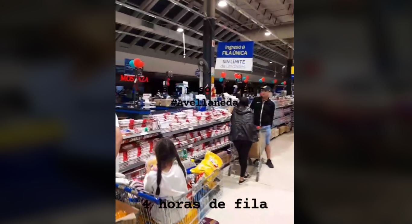 Los cajeros de un supermercado dejan tirados a los clientes que esperaban en la cola después de terminar su turno.