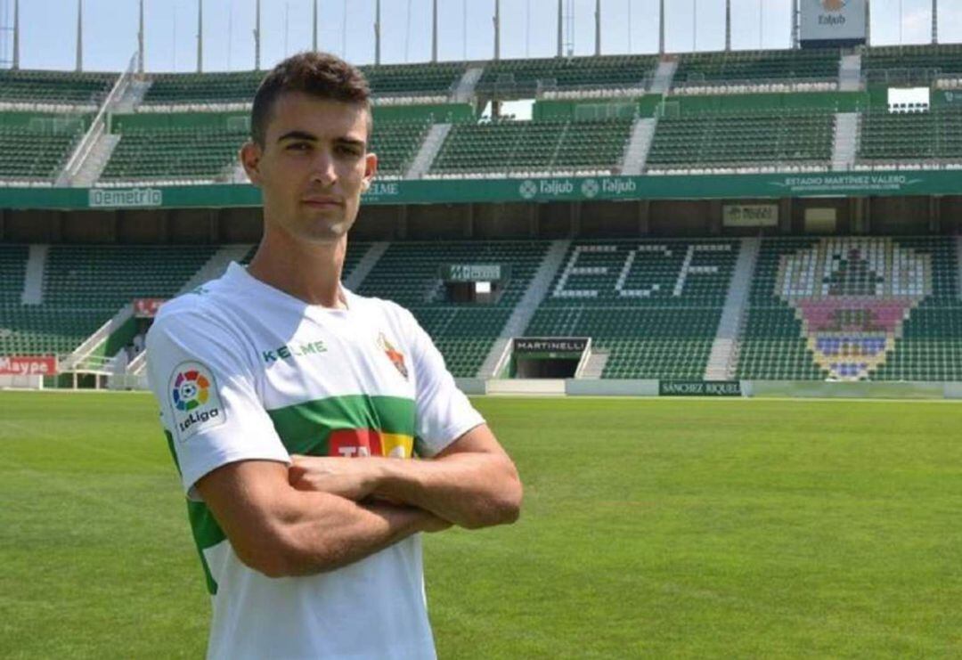 Claudio Medina posa en el Martínez Valero de Elche