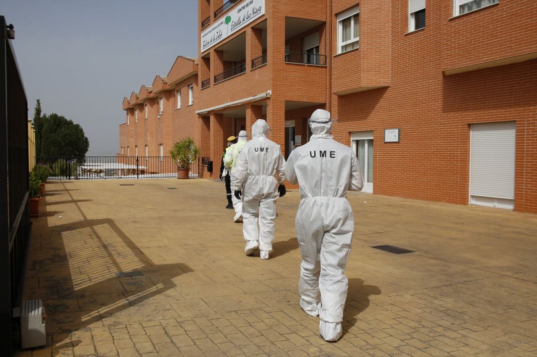 Miembros de la UME entrando en la residencia de mayores de La Zubia (Granada) para desinfectar por Coronavirus- AC-1. La Zubia (Granada) a 19 de marzo del 2020.