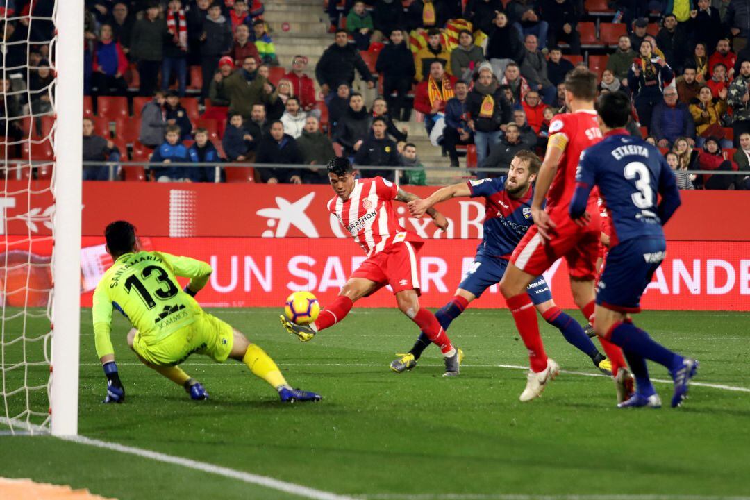 La defensa del Huesca evita un gol del Girona
