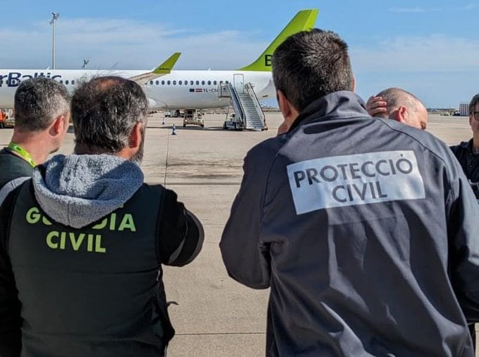 Efectius de la Guàrdia Civil i de Protecció Civil a prop de l&#039;avió en què s&#039;ha generat alarmar per una possible fuita de material radioactiu.