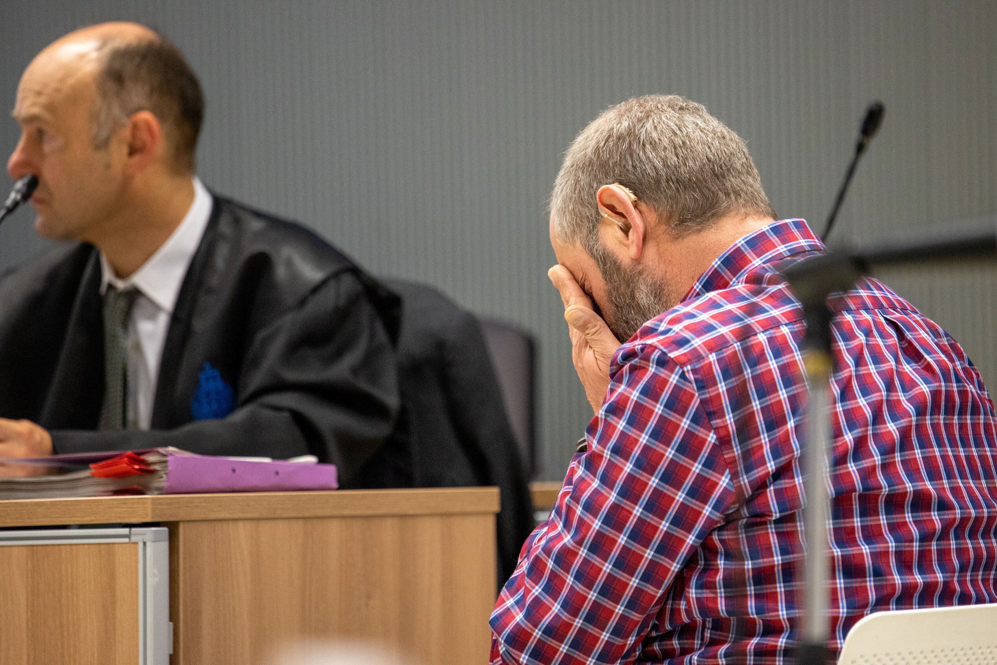 LOGROÑO, 22/03/2023.- El acusado Francisco Javier Almeida (d), considerado presunto autor del asesinato y agresión sexual al niño de nueve años Álex cuando jugaba en un parque de Lardero (La Rioja) el 28 de octubre de 2021, comparece ante el tribunal en la tercera sesión de su juicio en la Audiencia Provincial de Logroño este miercoles, donde declara el padre del niño. EFE/Raquel Manzanares