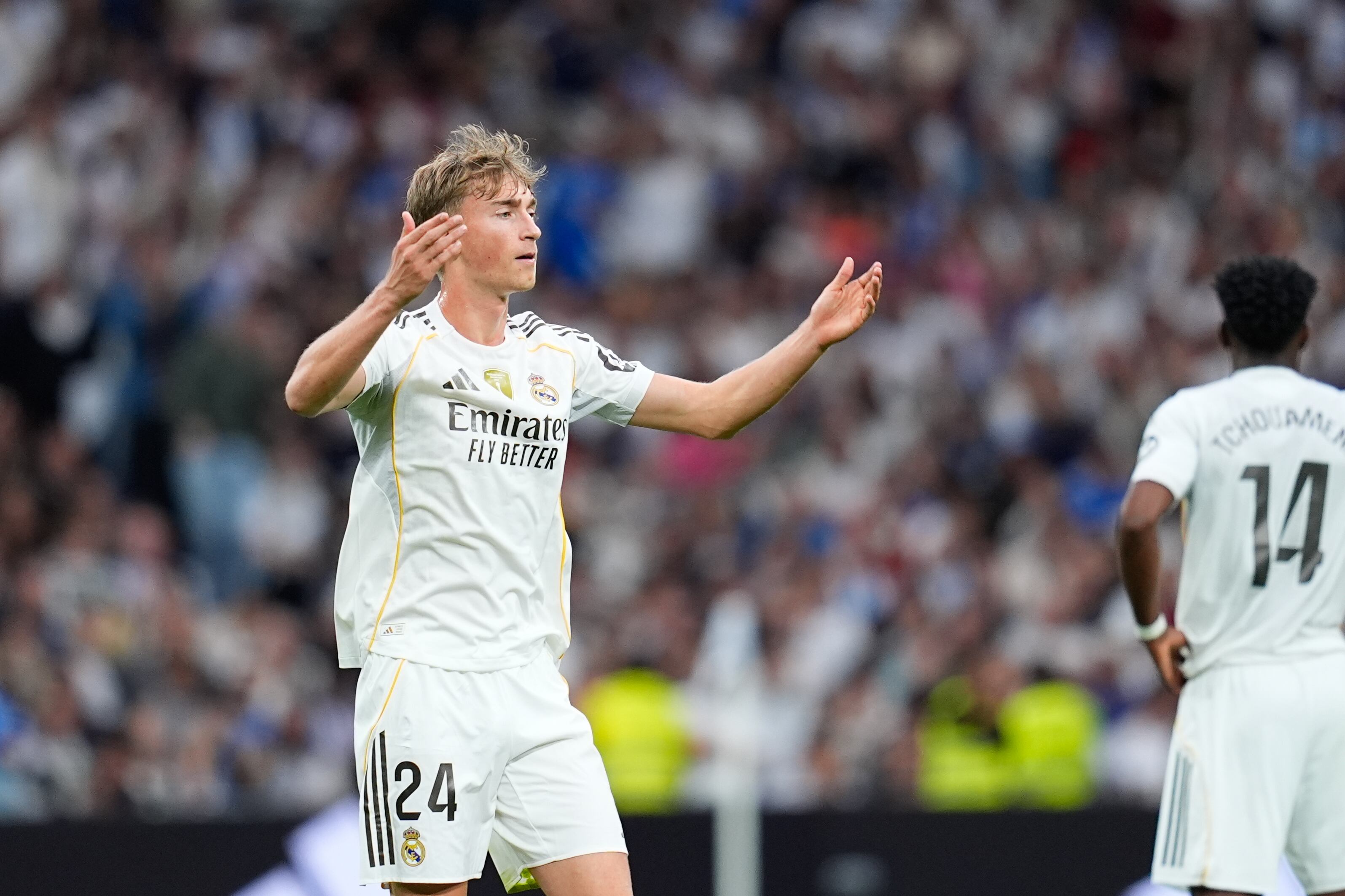 Dean Huijsen celebra uno de los goles del Madrid