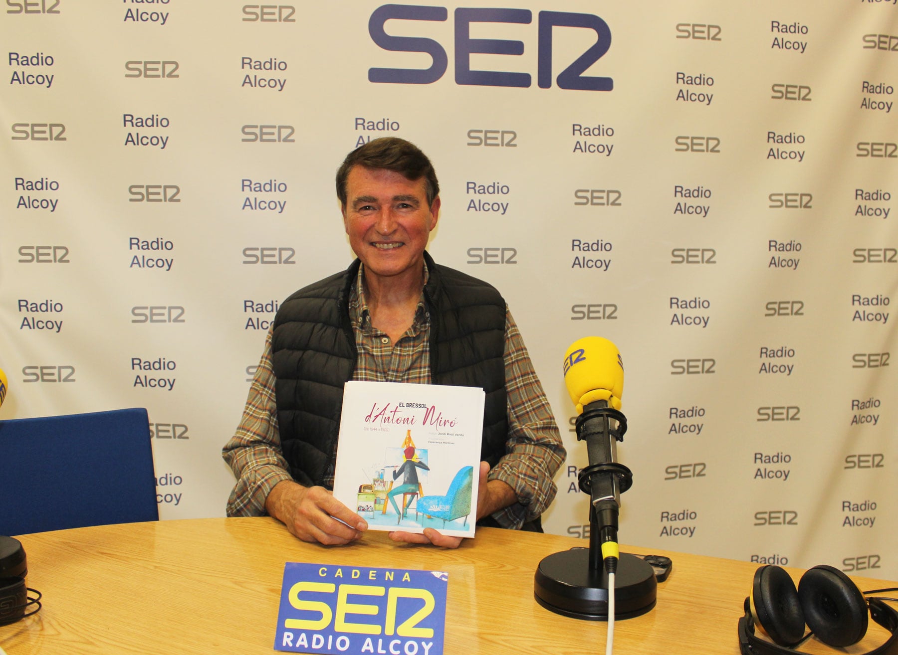 Jordi Raül Verdú, amb un exemplar del llibre, en l&#039;estudi central de Radio Alcoy