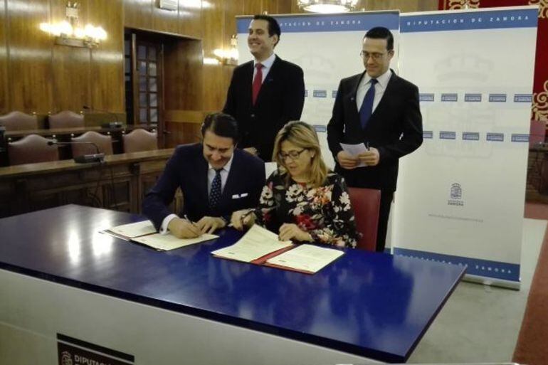 El Consejero de Fomento de la Junta de Castilla y León, Juan Carlos Suarez Quiñones, y la Presidenta de la Diputación Provincial, Matyte Martín Pozo, firman el convenio para la eliminación de escombreras en noviembre de 2017