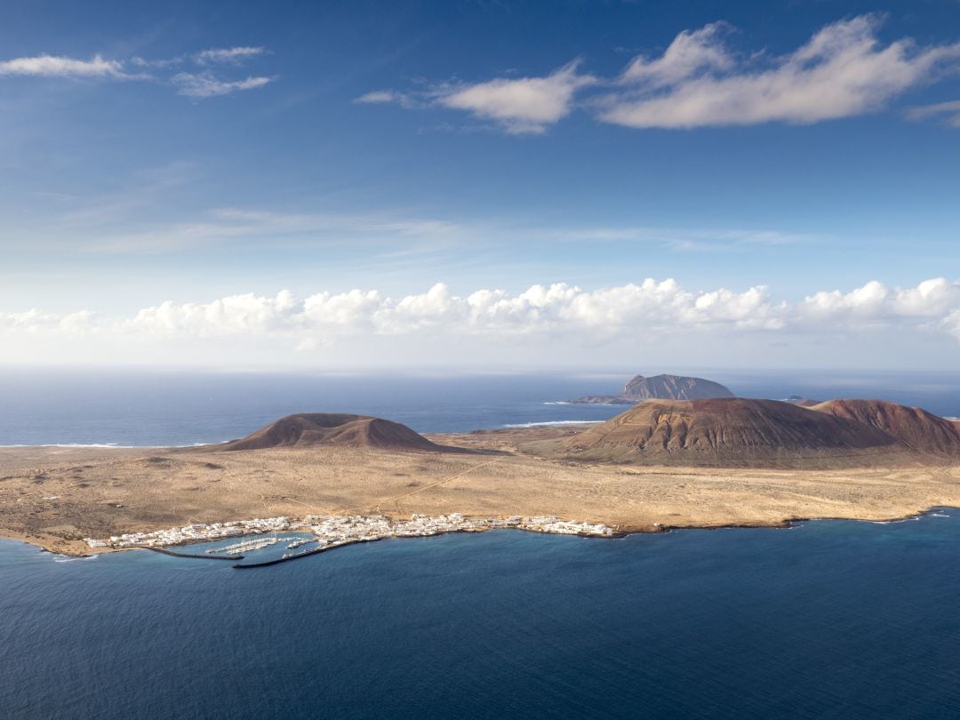 Vista panorámica de Caleta de Sebo, principal pueblo de la isla de La Graciosa, en el Archipiélago Chinijo