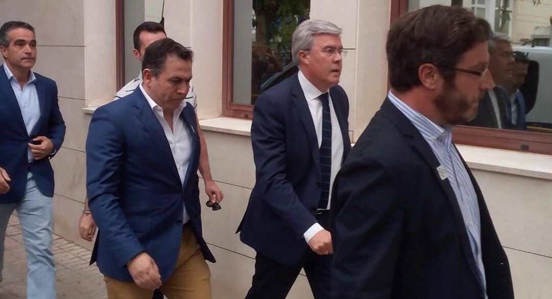 Fernández de Moya flanqueado por compañeros de su partido el día en el que acudió al Juzgado número 2 de Jaén como investigado en el caso Matinsreg.