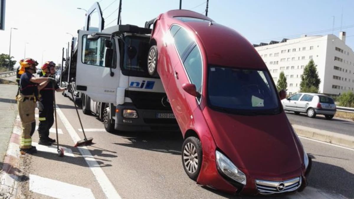 Un coche cae de un portavehículos y ocasiona cortes de tráfico