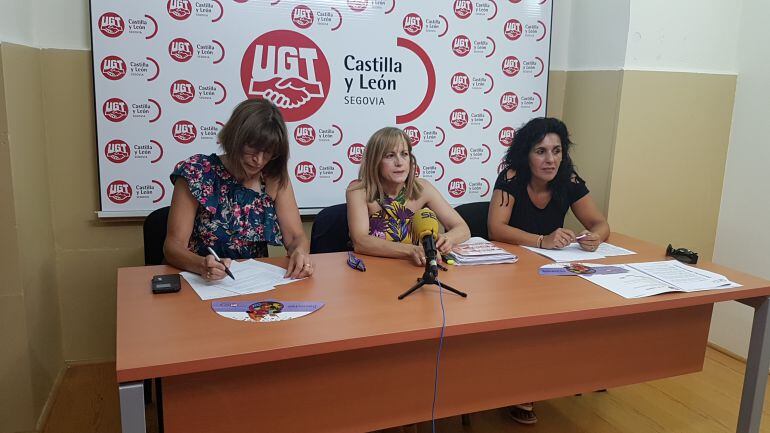 La secretaria de Servicios Sociosanitarios y Atención a la Dependencia de UGT Castilla y León - en el centro - junto a la secretaria del sector de la mujer e igualdad Yolanda Lucía - a la izquierda - y la representante de Segovia Mª José González