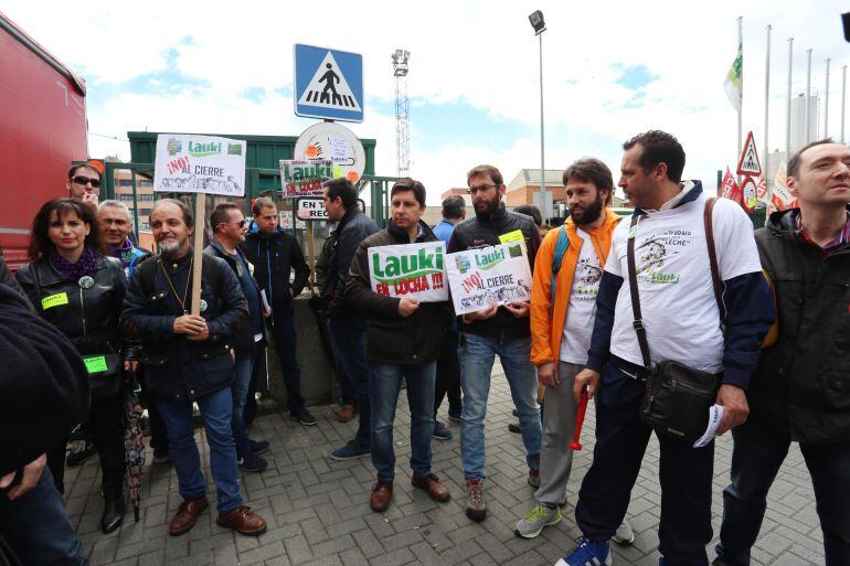 Los trabajadores de Lauki se concentran frente a la fábrica de Valladolid