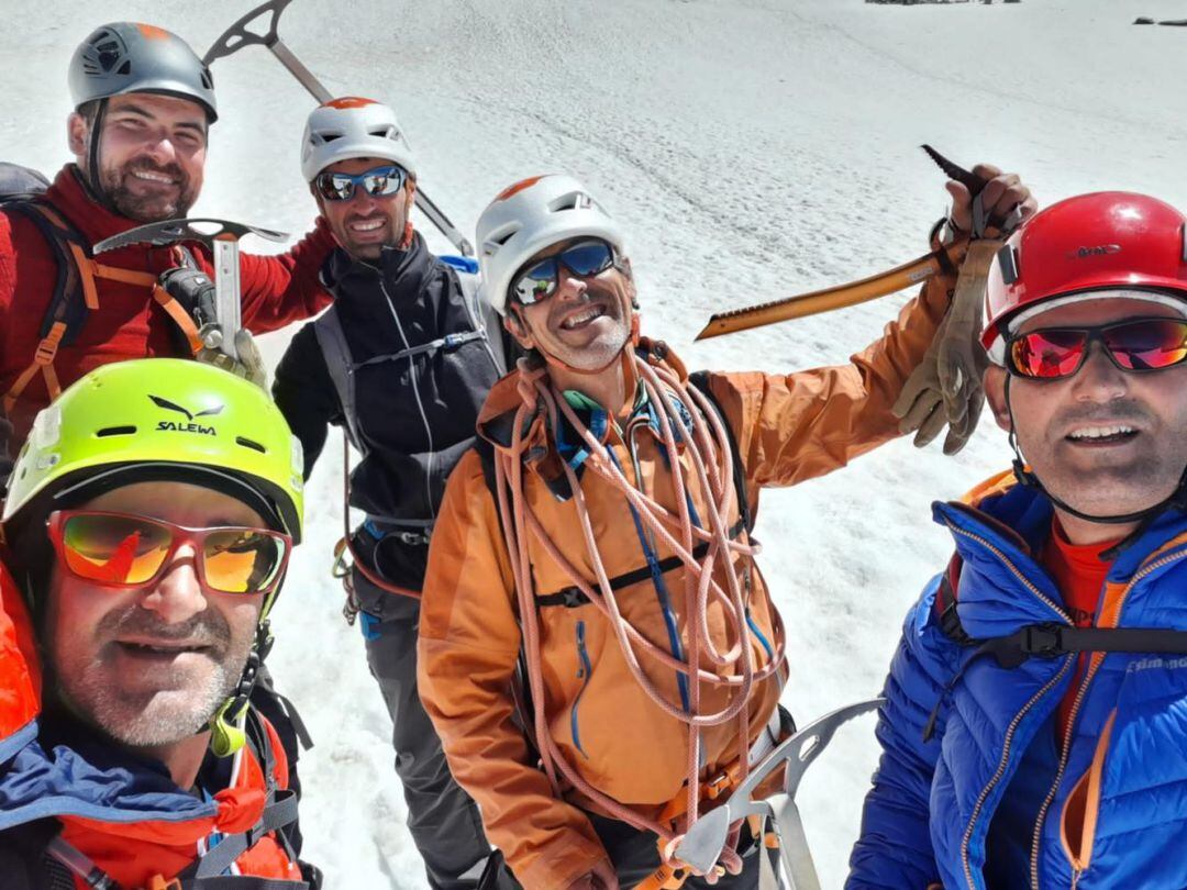 Los alpinistas en el Montblanc