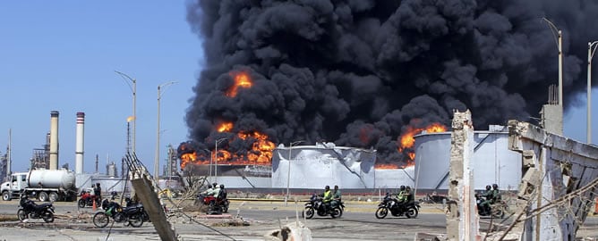 Tanques de combustible arden en la refinería Amuay tras una explosión