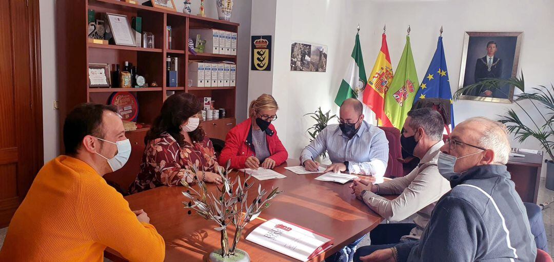 Momento de la firma del convenio entre alcalde de Bedmar y presidenta de ADIJ Jódar