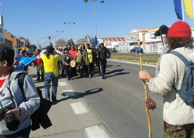 La cabecera de la &quot;Marcha por la dignidad&quot;, justo antes de entrar a la ciudad por la carretera de León