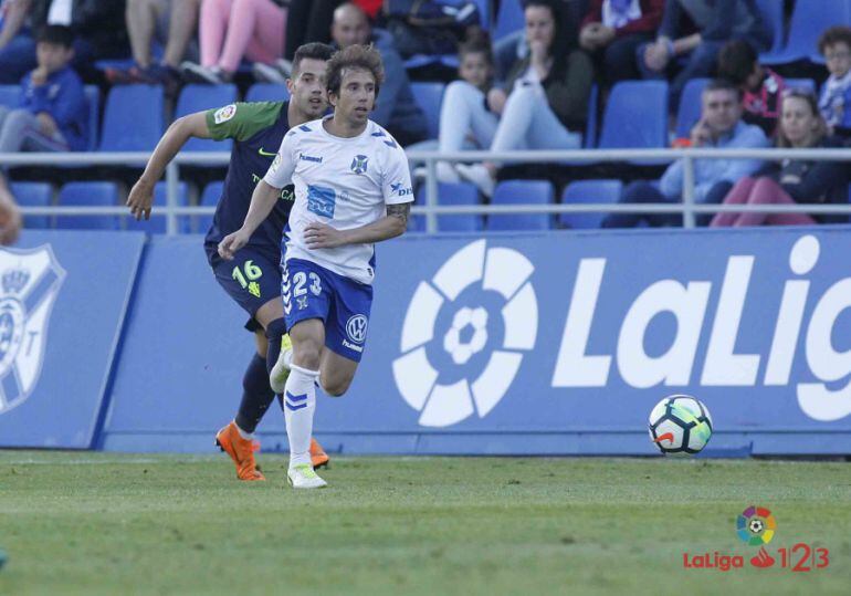 Cámara trata de controlar un balón ante la presencia de Jony