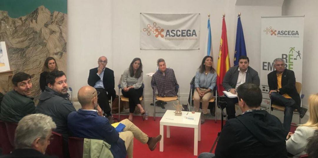 Debate electoral en ASCEGA con un monigote de Xulio Ferreiro