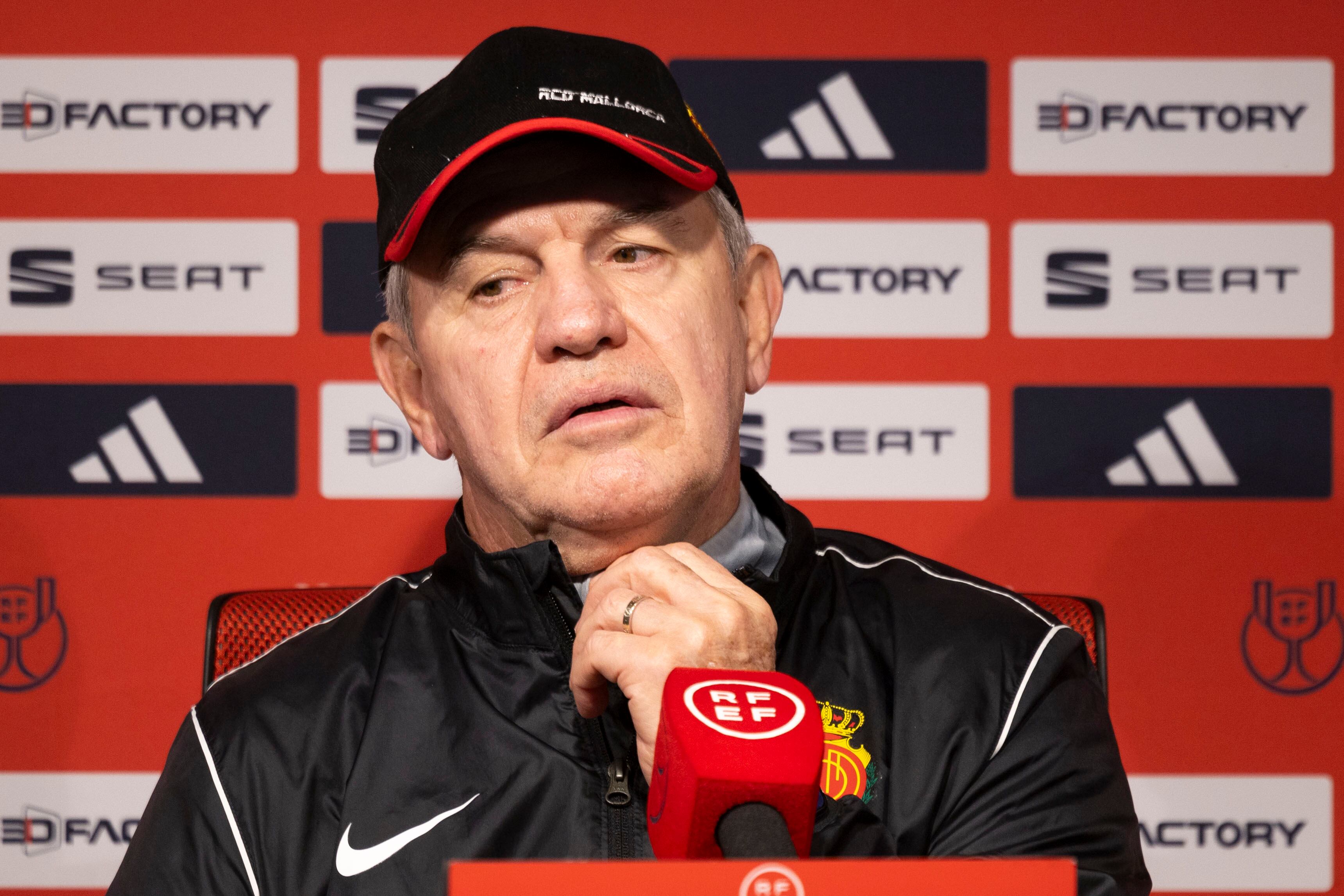 GRAF9831. PALMA DE MALLORCA, 23/01/2024.- El entrenador del Mallorca, Javier Aguirre, durante la rueda de prensa previa al partido de cuartos de final de la Copa del Rey que mañana disputará ante el Girona. EFE/CATI CLADERA
