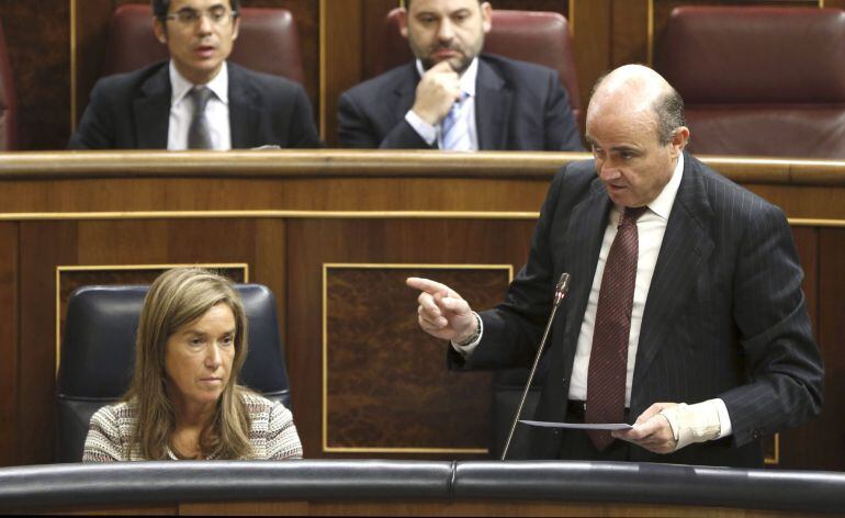 GRA051. MADRID, 26/11/2014.- El ministro de Economía, Luis de Guindos, junto a la ministra de Sanidad, Ana Mato, durante su intervención hoy en la sesión de control al Gobierno en el Congreso en la que ha respondido a la pregunta del PSOE sobre si &quot;piensa