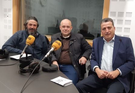 De derecha a izquierda, Miguel García Rey, presidente de la Junta de Distrito de La Fortuna y Juan José Gil y Pedro Luis Zambrano, director del certamen y presidente de la Asociación Flamenco Jondo como organizadores