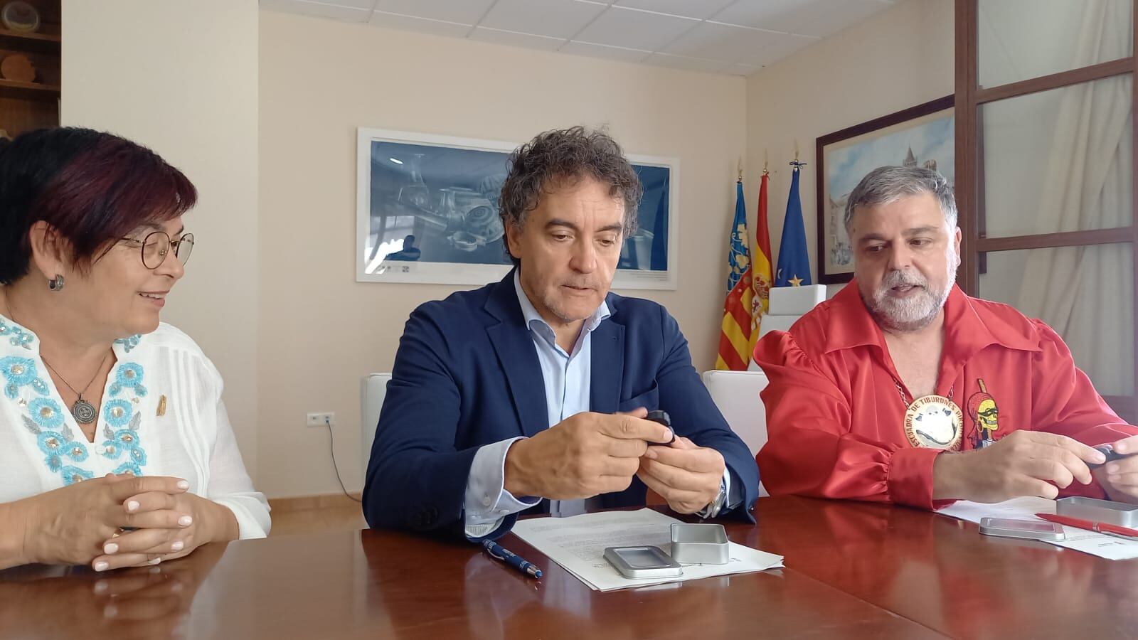 Momento de la firma, en plenas fiestas