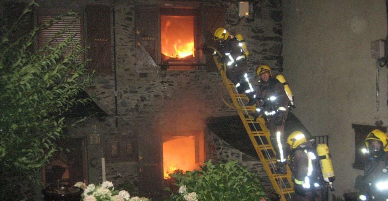 Imatge de l&#039;extinció; d&#039;un incendi en un habitatge a Arrós de Cardós, Pallars Sobirà, per un foc que va prendre en una xemeneia al 2013