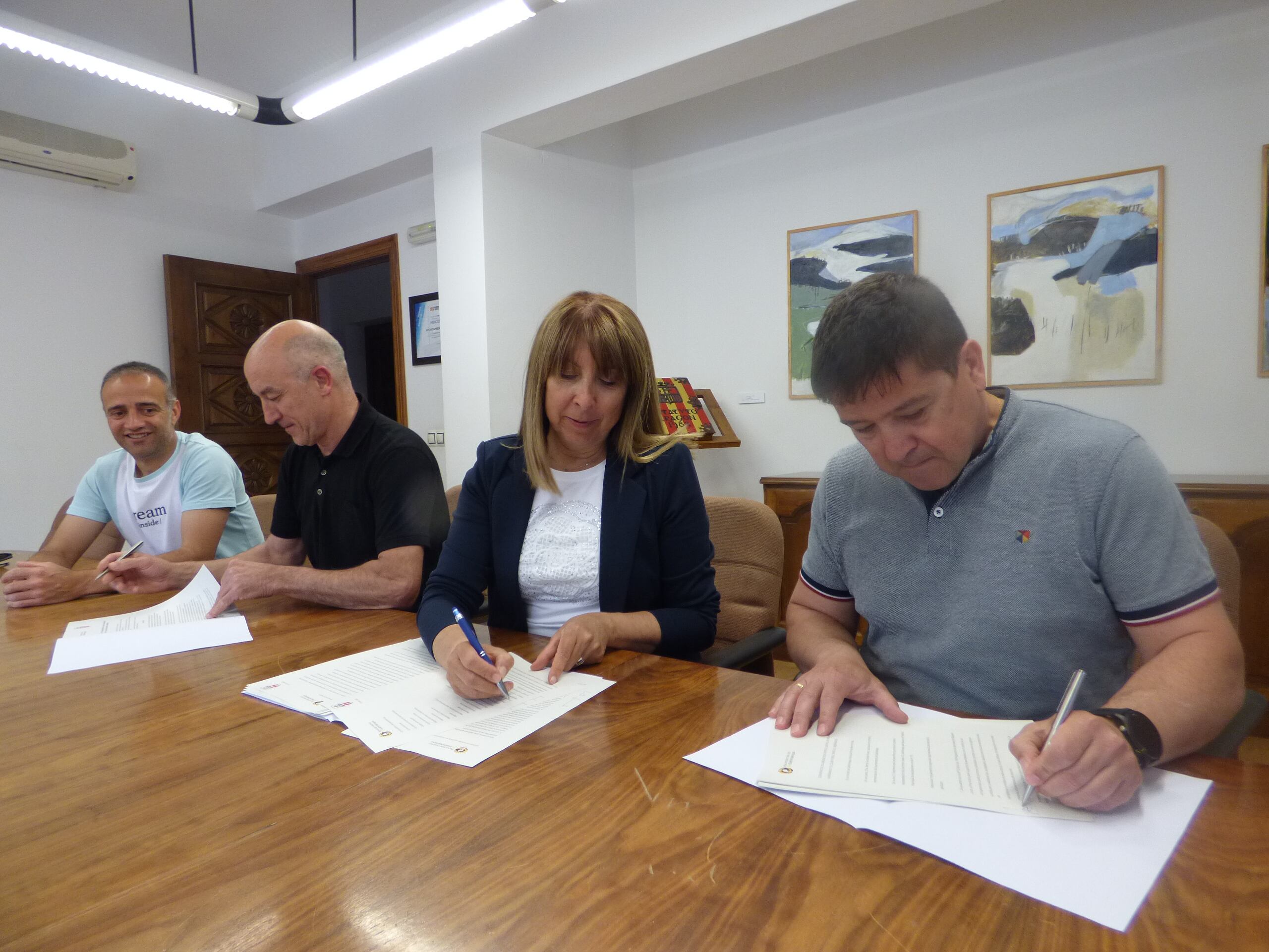 Firma del convenio entre el Ayuntamiento con la AD Sabiñánigo y el fútbol base