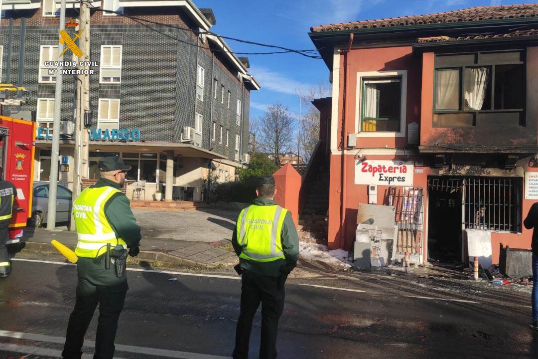 El incendio, que se ha producido sobre las 4,30 horas en el local de la zapatería, ubicada en los bajos de un edificio de dos plantas,