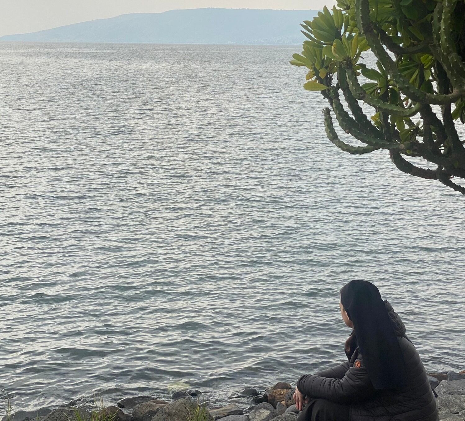 Una religiosa contempla el mar de Galilea en Tierra Santa