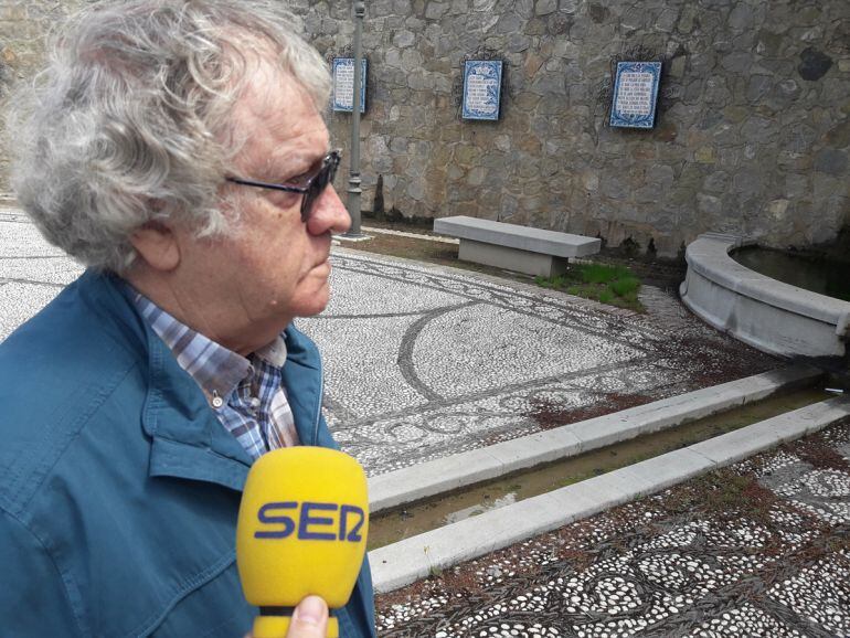 Iban Gibson ante la fuente del parque Lorca de Alfacar (Granada) donde se cree pueden estar enterrados los restos del poeta