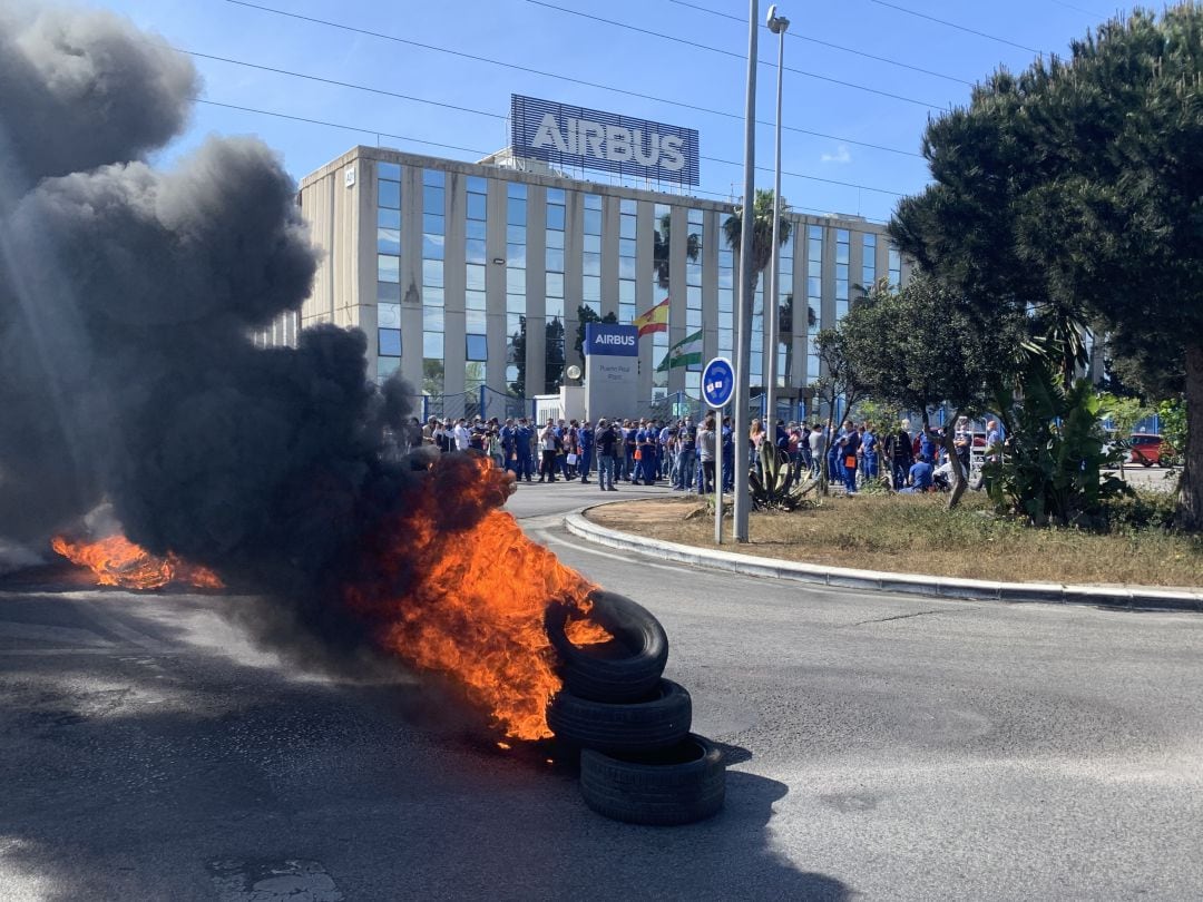 Incendio de varios neumáticos frente a la planta de Airbus Puerto Real 