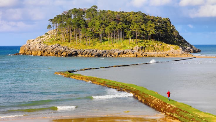 La isla viral de Lekeitio que dispara los rescates: 14 evacuados en Semana Santa por la subida de la marea