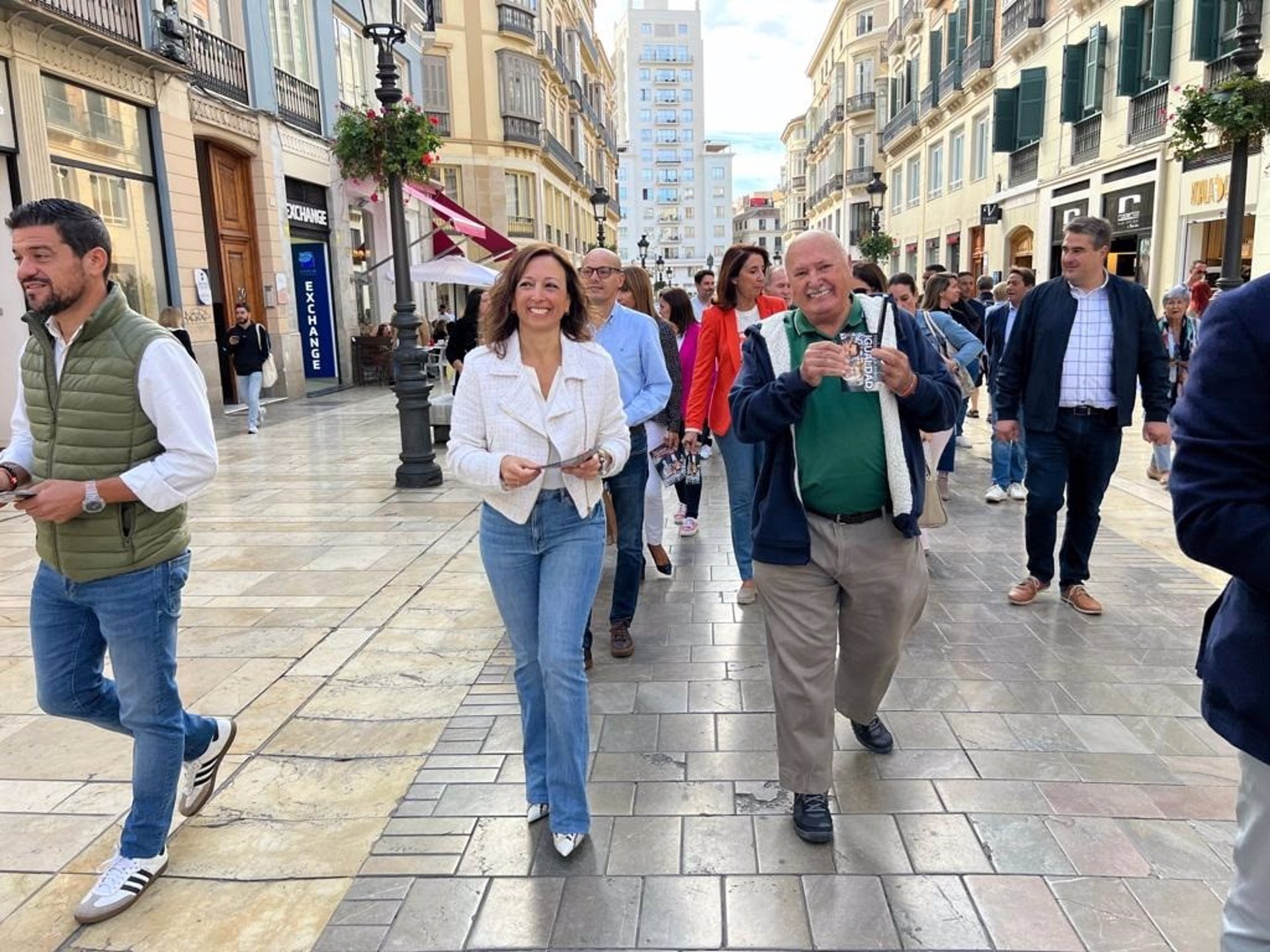 Patricia Navarro, secretaria general del PP de Málaga, en un paseo por calle Larios