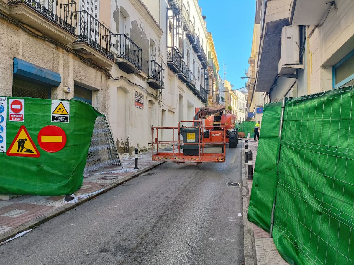 Arrancan las obras de demolición de 'La Suit de las Cortinas' en Algeciras