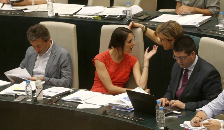 La portavoz del Ayuntamiento de Madrid, Rita Maestre conversa con la portavoz socialista, Purificación Causapié, durante el pleno de ayer