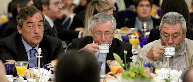 Joan Rosell, Ignacio Fernández Toxo y Cándido Méndez durante un desayuno informativo