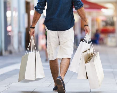 Un hombre durante una jornada de compras