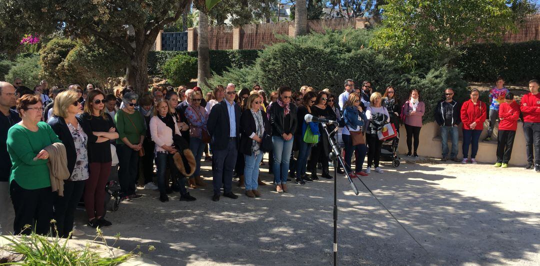 Vecinos de Rocafort guardando un minuto de silencio frente a las puertas del Ayuntamiento