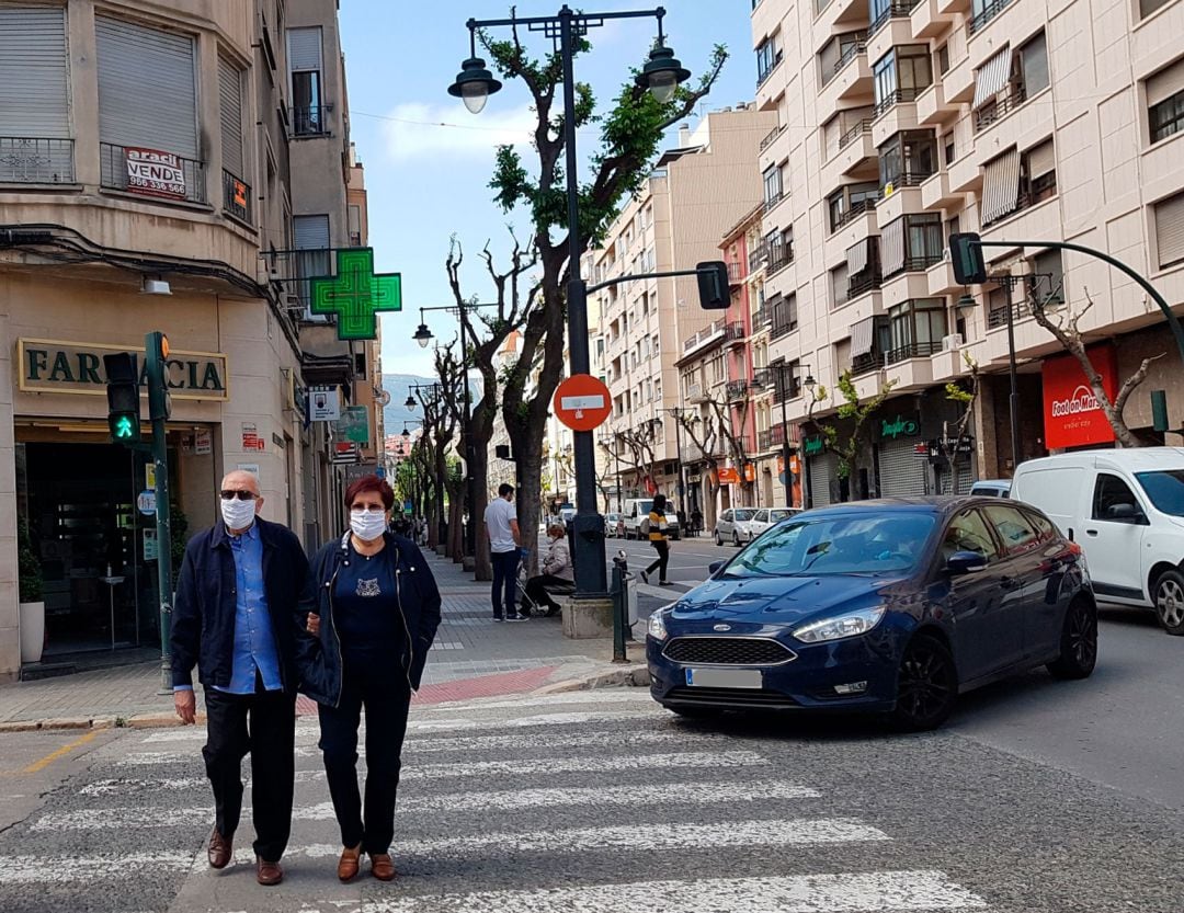 Unos viandantes paseando por la avenida Alameda Camilo Sesto, en Alcoy.