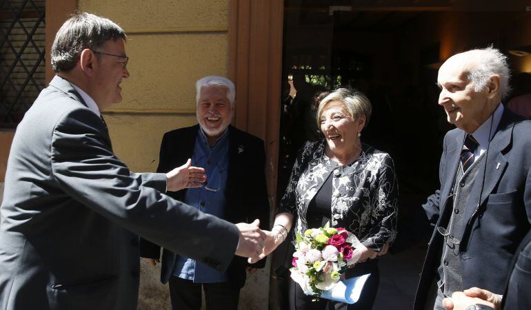 El presidente de la Generalitat, Ximo Puig (i), saluda a la óncologa Ana LLuch (2d), en presencia del presidente del Consell Valencià de Cultura, el profesor Grisolía (d), al inicio del acto de entrega de la medalla de dicha institución &quot;por su brillante 