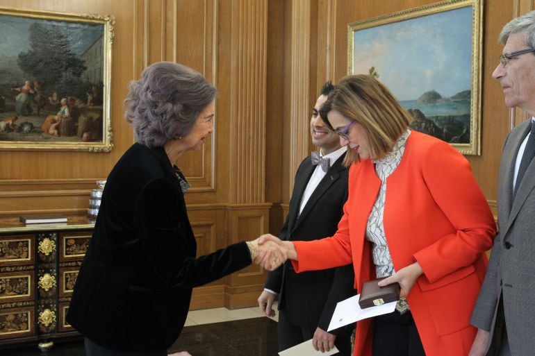 La Reina Sofía recibiendo recientemente a integrantes de la Agrupación Musical de Guardo que fueron acompañados de autoridades