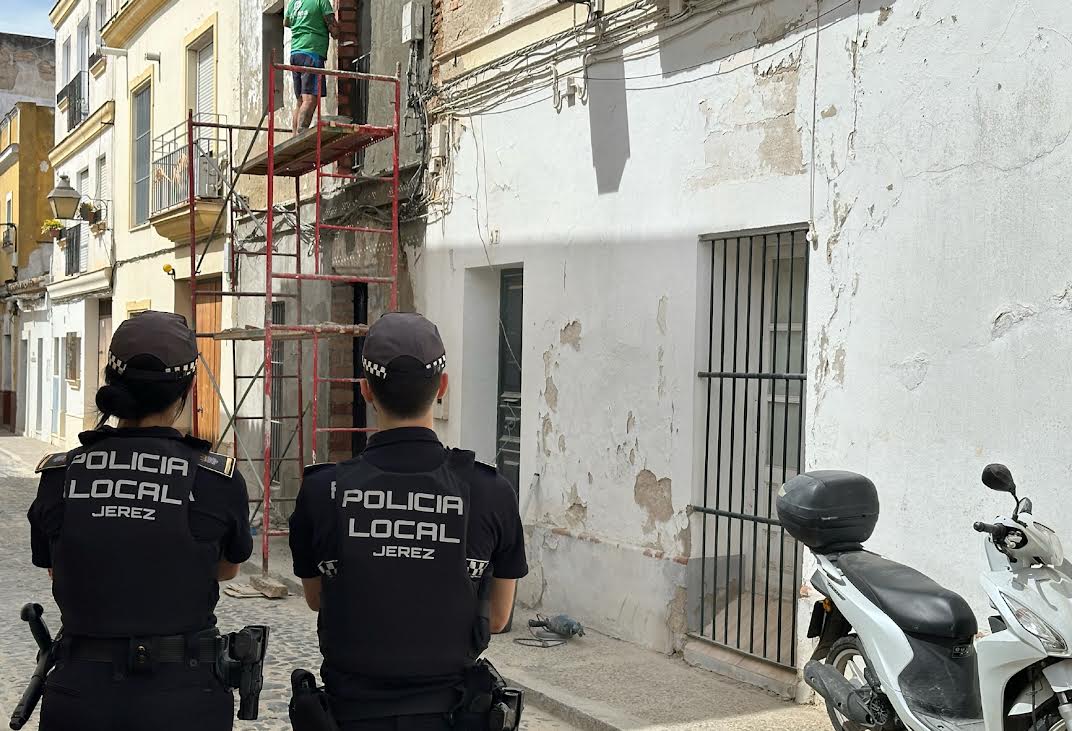 Policías locales de Jerez vigilando la finca