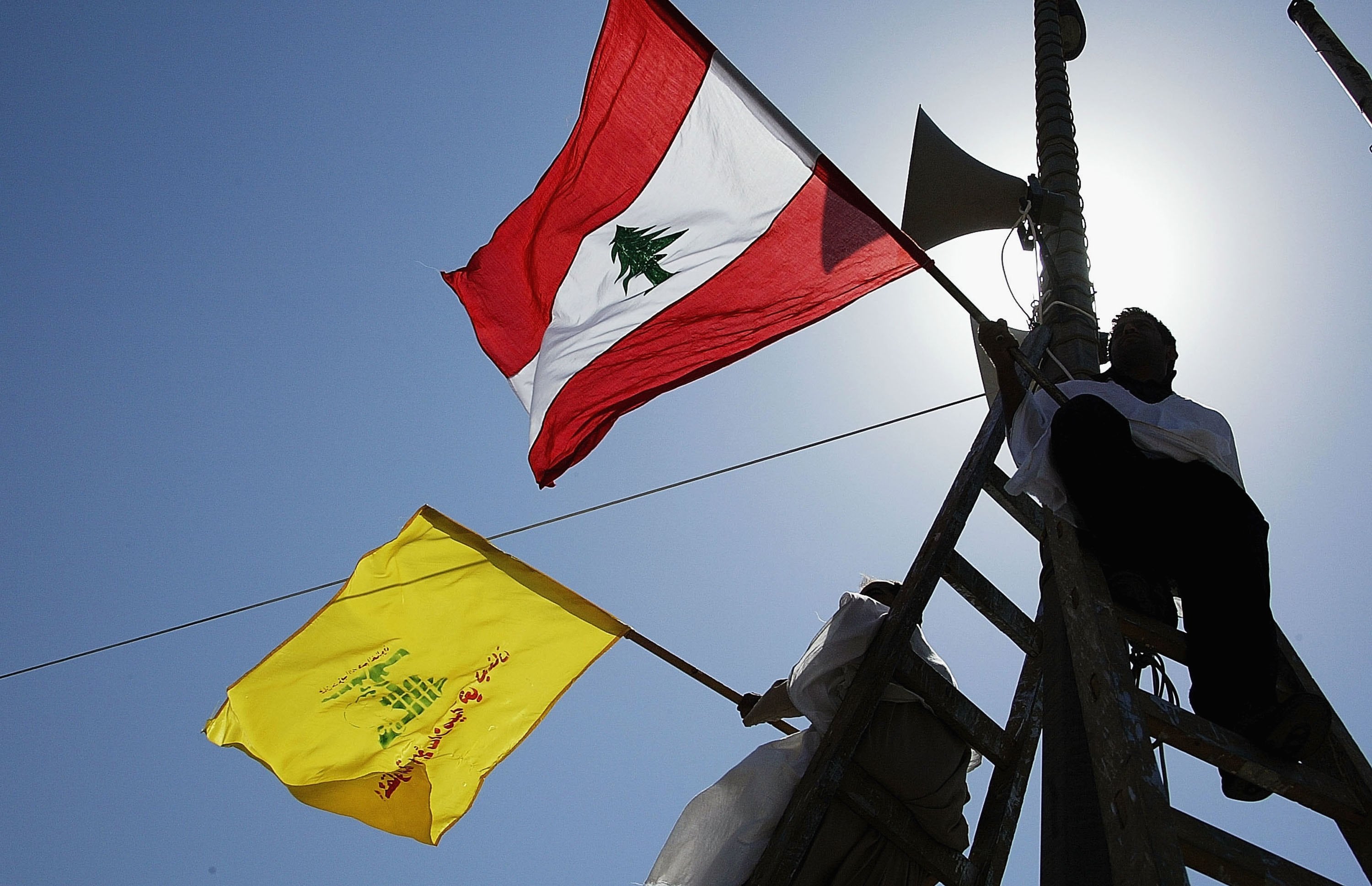 Partidarios de Hizbulá ondean la bandera de este grupo y la de Líbano