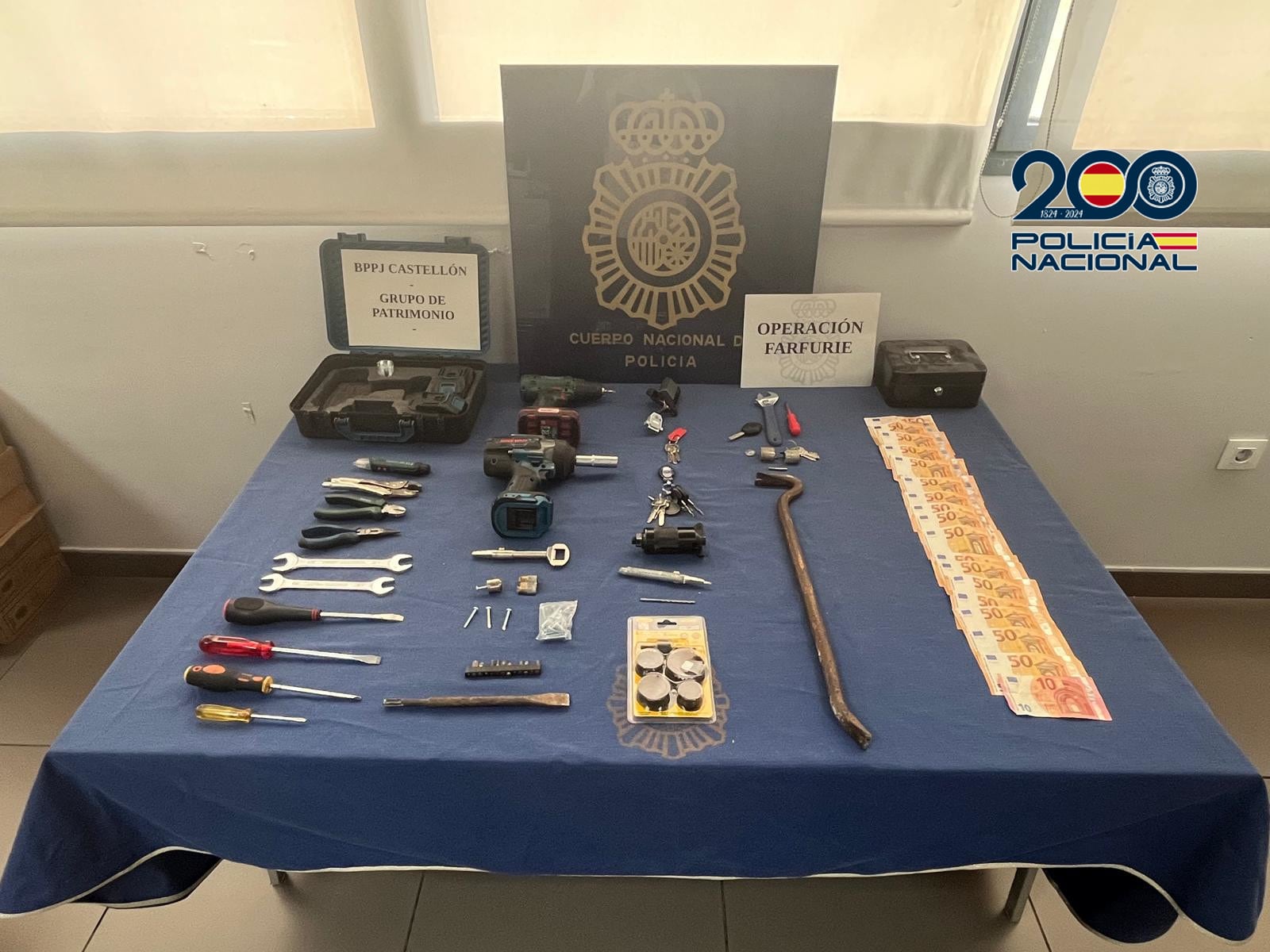 Artículos incautados a los ladrones responsables de los robos con "hilo de pegamento"